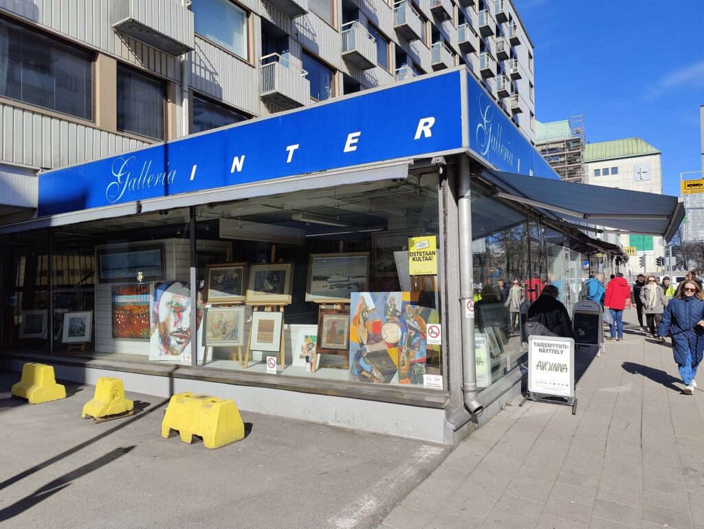 Galleria Interin näyteikkuna Eerikinkadulla Turussa